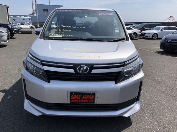 TOYOTA VOXY - Image 2