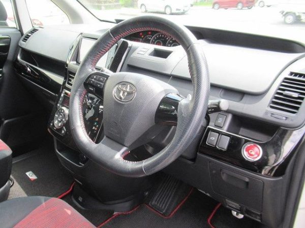 Toyota Voxy 2010 - Image 17