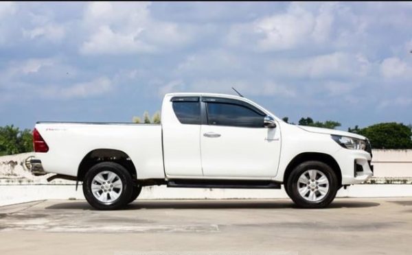 TOYOTA HILUX - Image 8