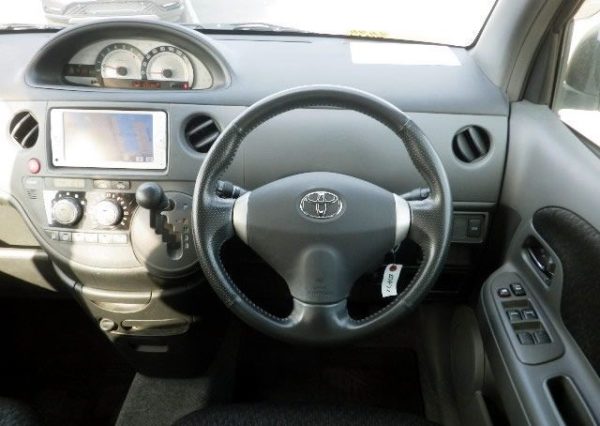 TOYOTA SIENTA - Image 9