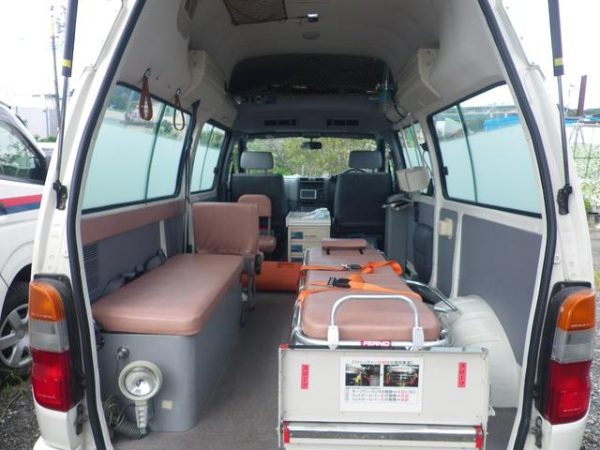 Toyota Granvia Hiace ambulance 2004 - Image 6