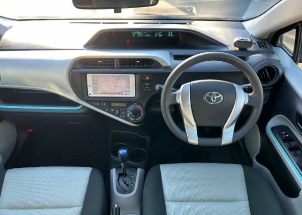 TOYOTA AQUA 2012 - Image 3