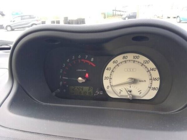TOYOTA	IST - Image 10