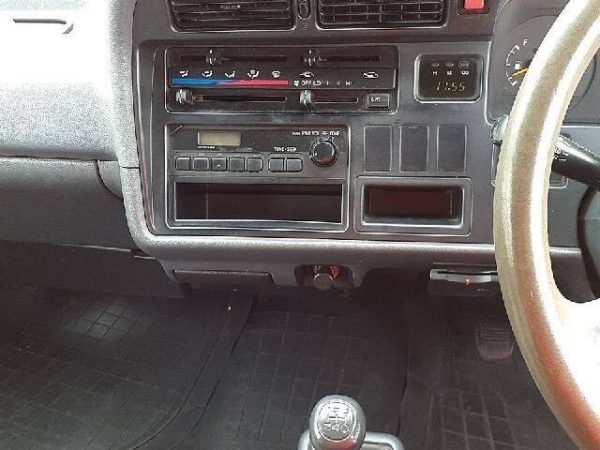 TOYOTA HIACE VAN 2001 - Image 3