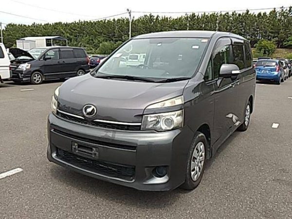 TOYOTA VOXY - Image 2