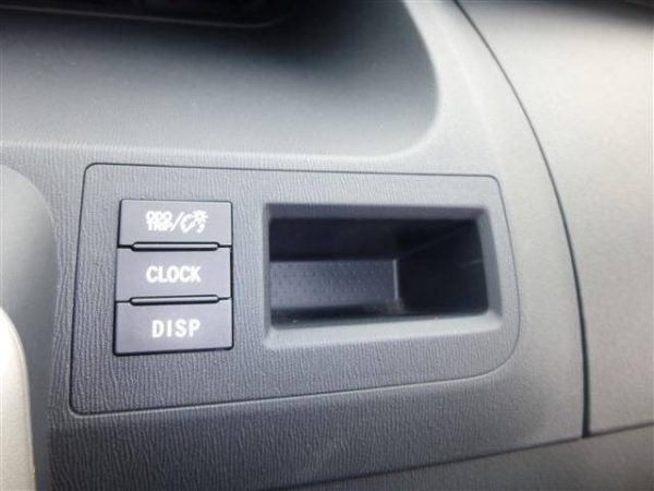 2010 TOYOTA VOXY - Image 2