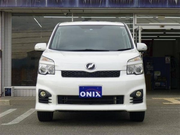 2010 TOYOTA VOXY