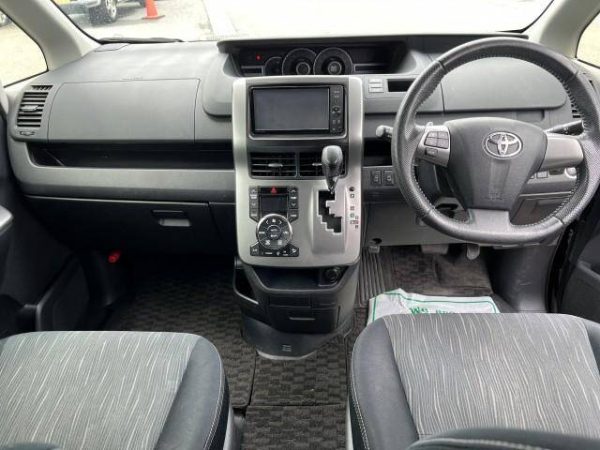 TOYOTA 	VOXY - Image 5