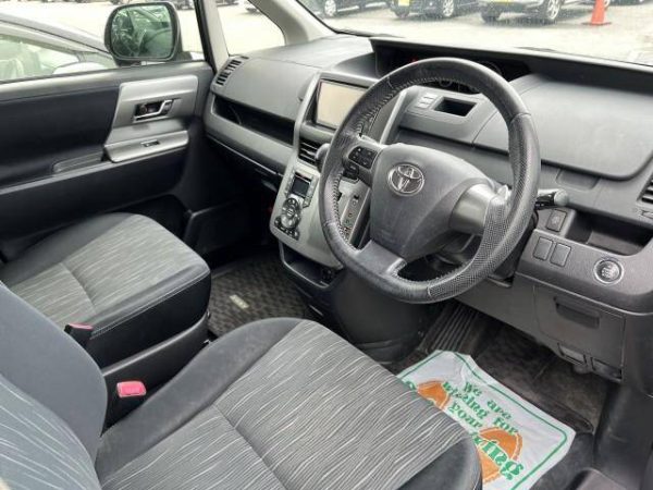 TOYOTA 	VOXY - Image 6