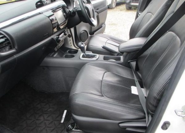 2016 TOYOTA HILUX DOUBLE CAB - Image 10